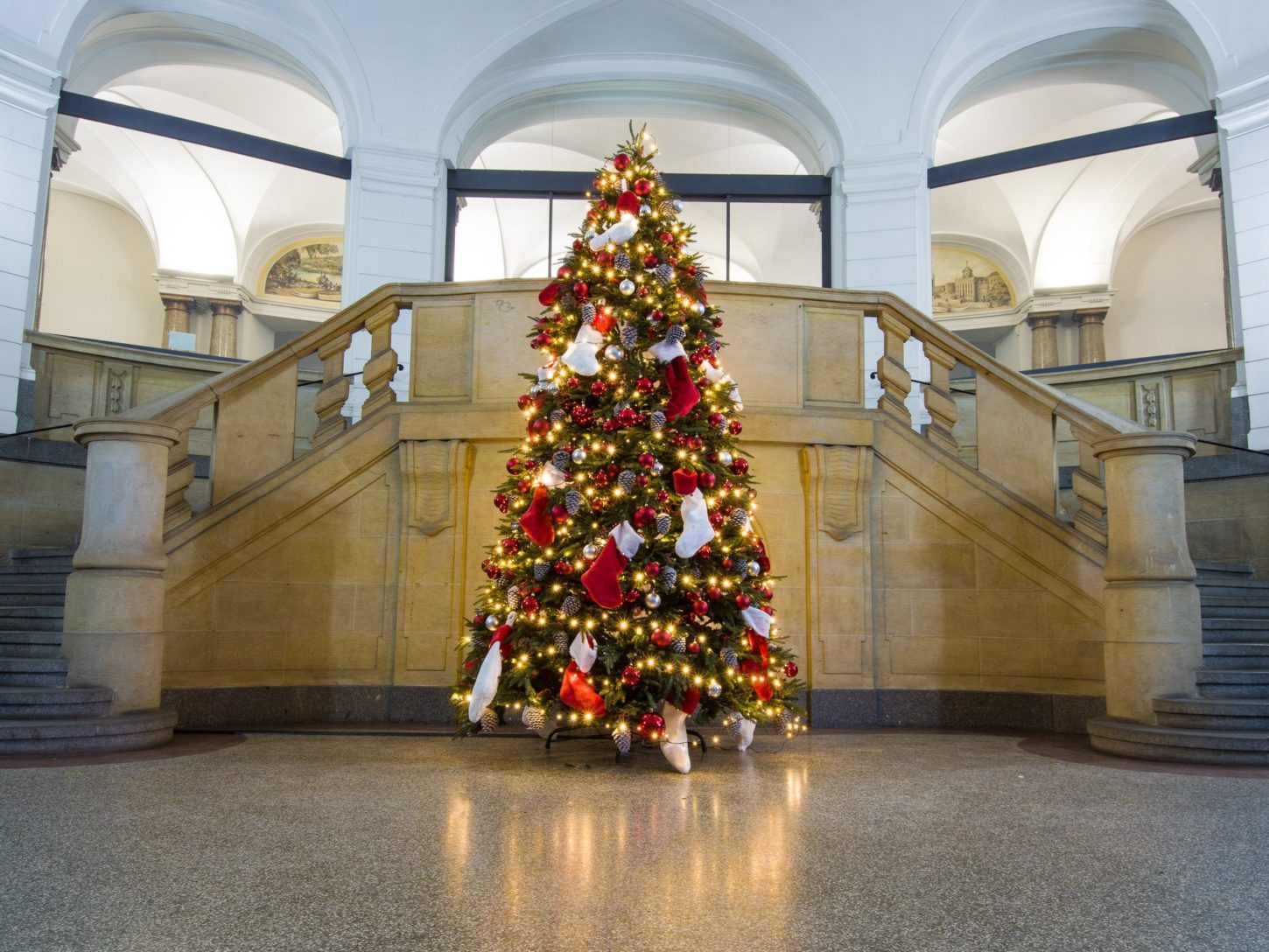 Weihnachtsbaum im Rathaus-Foyer