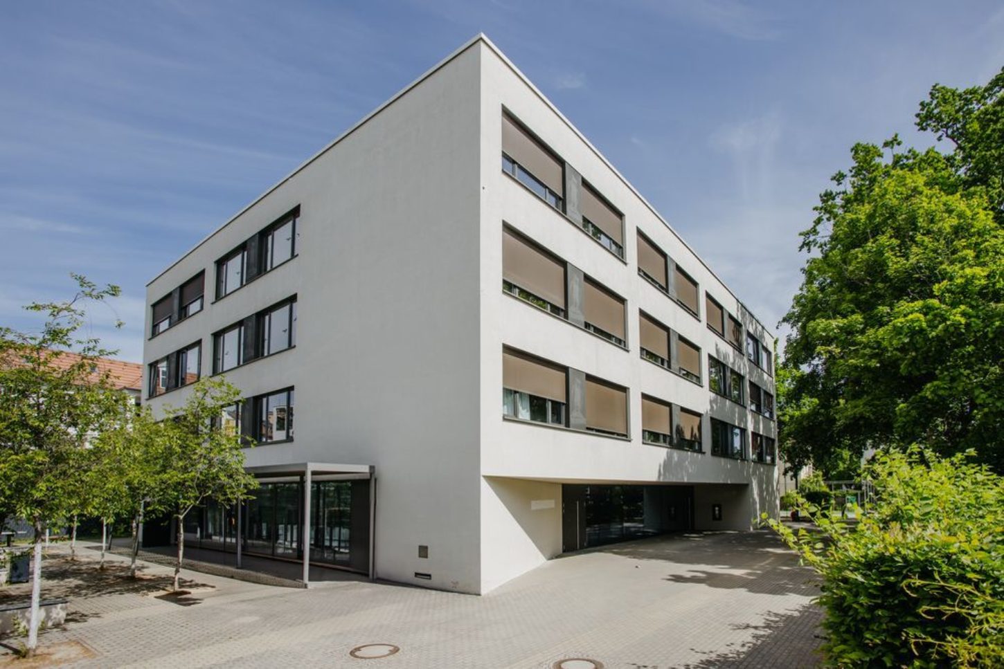 Helmholtz Gymnasium mit Klassenhaus web