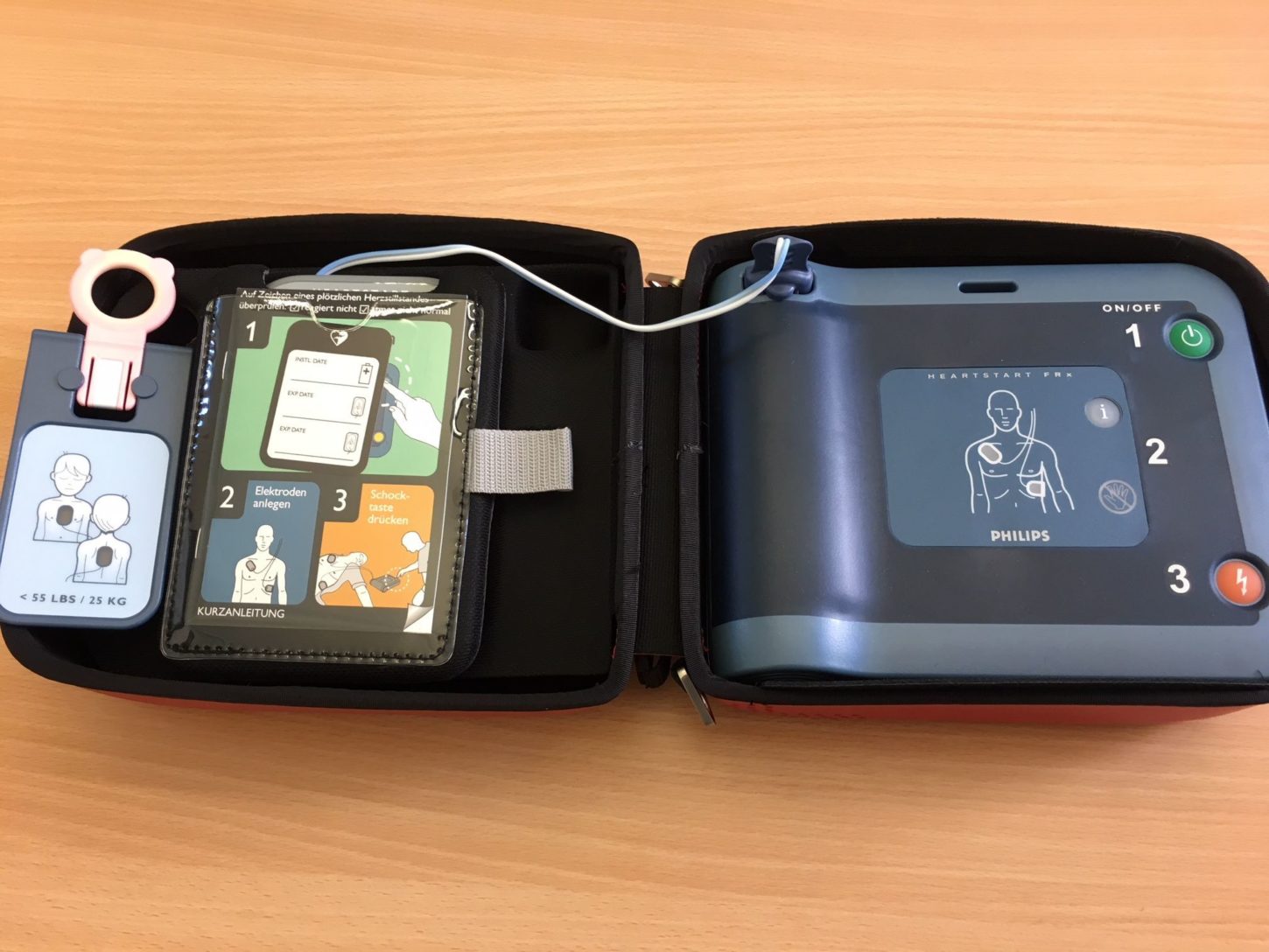 Ein Defibrillator ist einfach zu bedienen