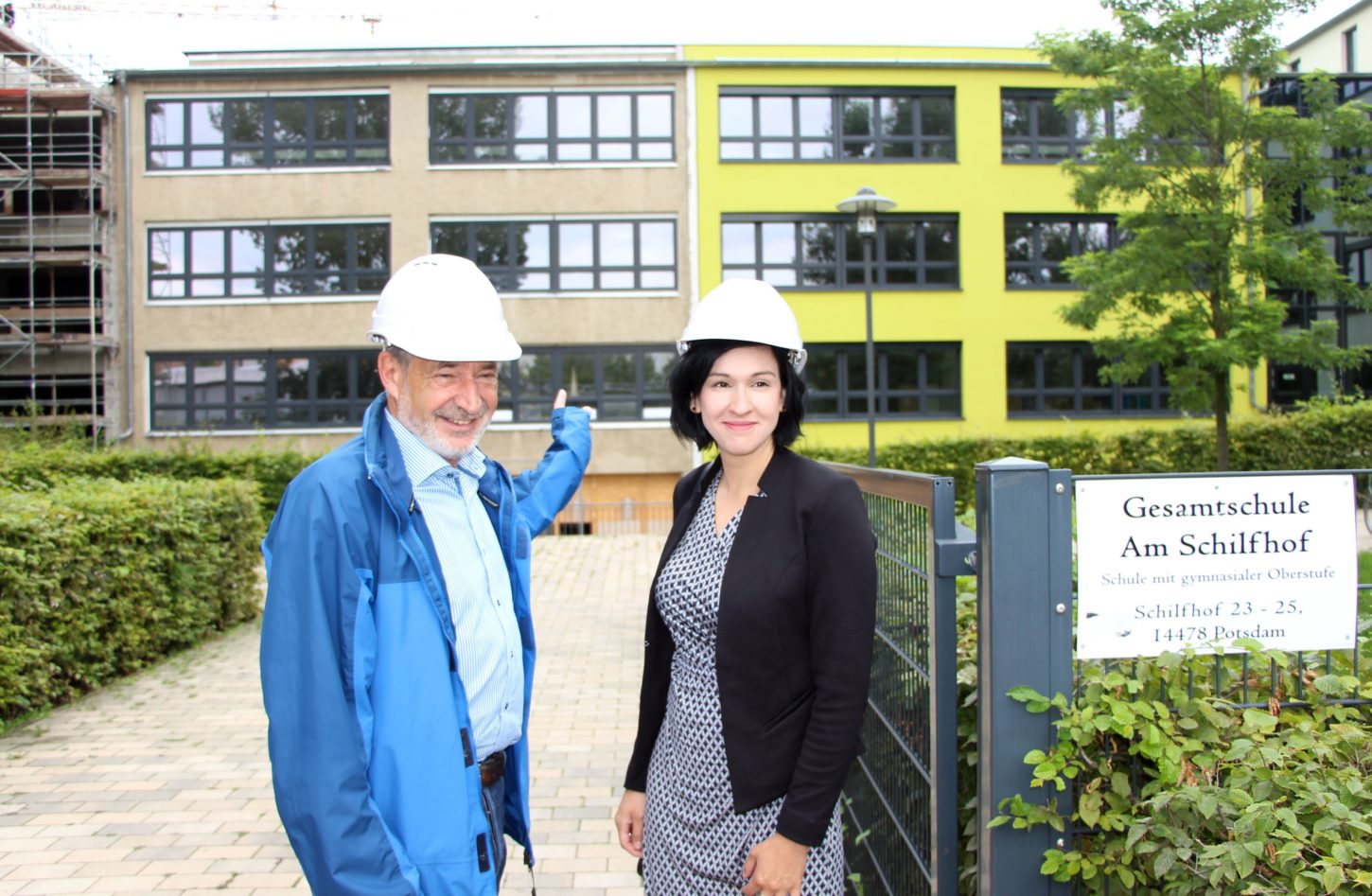 Jann Jakobs und Noosha Aubel vor der Gesamtschule am Schilfhof