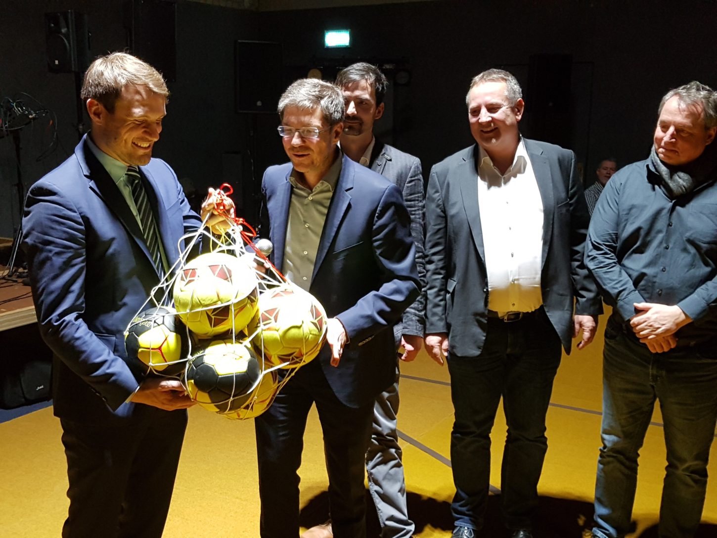 Oberbürgermeister Mike Schubert übergab Daniel Keller vom SV Motor Babelsberg ein kleines Geschenk