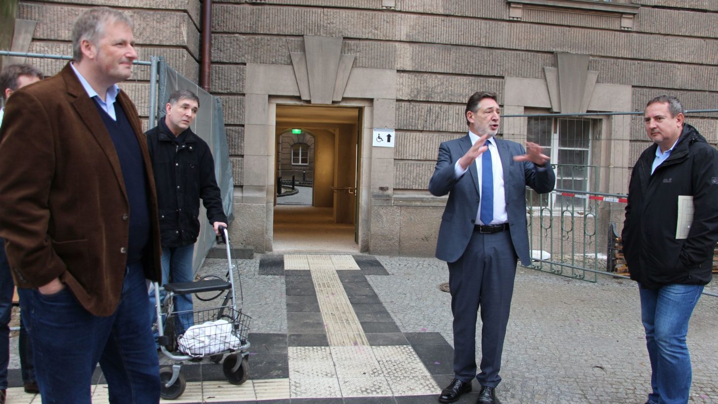 Oberbürgermeister Jann Jakobs und KIS-Werkleiter bei der Besichtigung des barrierefreien Zugangs zum Rathaus