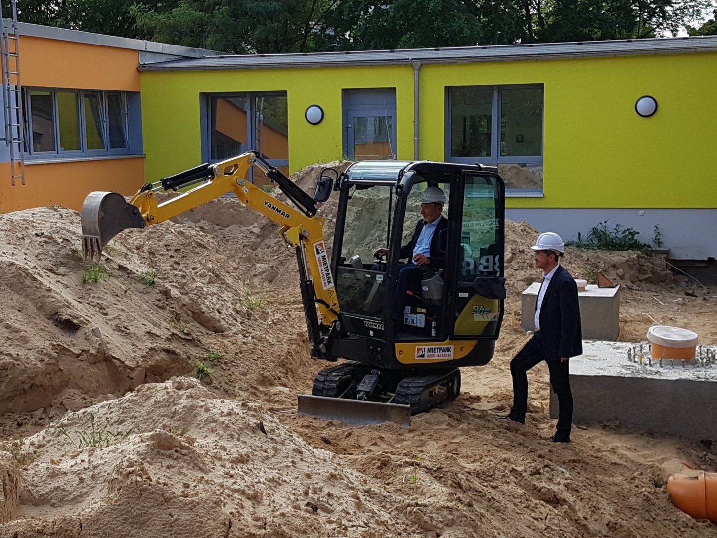 Oberbürgermeister Jann Jakobs baggert auf der Baustelle der Kita Regenbogenland. KIS/ Markus Klier