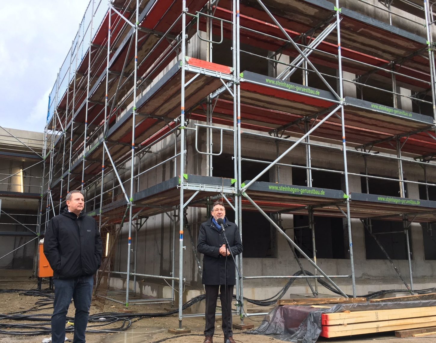Bernd Richter und Jann Jakobs beim Richtfest der Grundschule Bornim