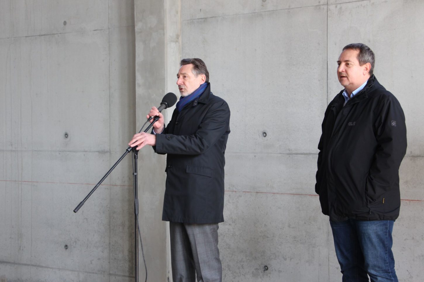 Oberbürgermeister Jan Jakobs und KIS-Werkleiter Bernd Richter beim Richtfest Sporthalle Kurfürstenstraße