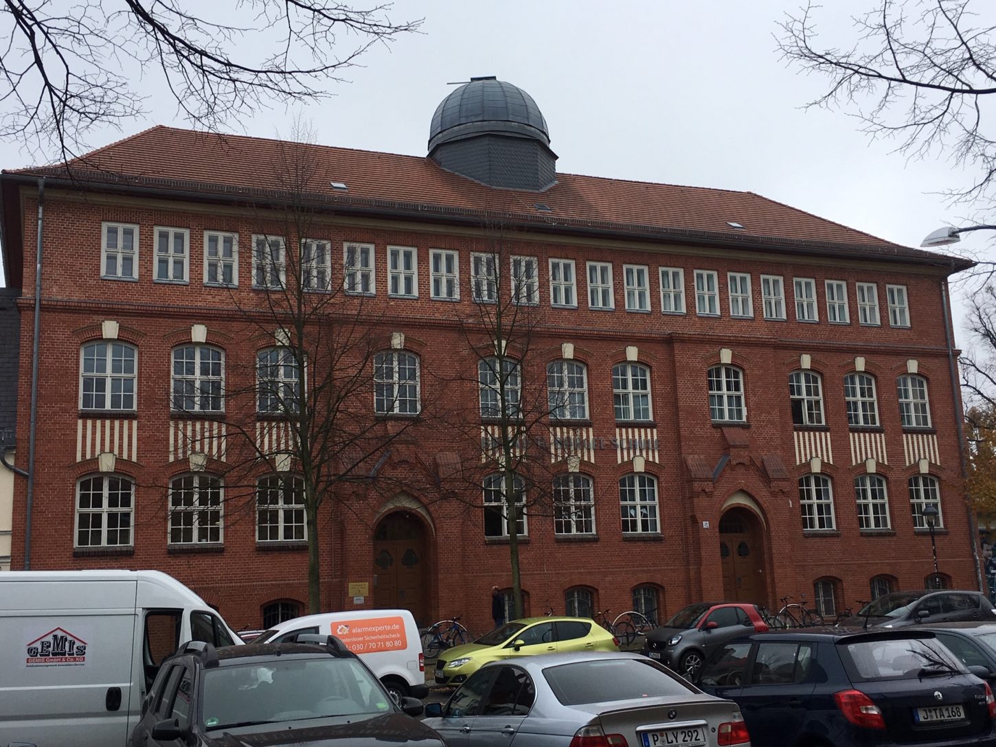 Die Grundschule Bruno H. Bürgel mit Sternwarte